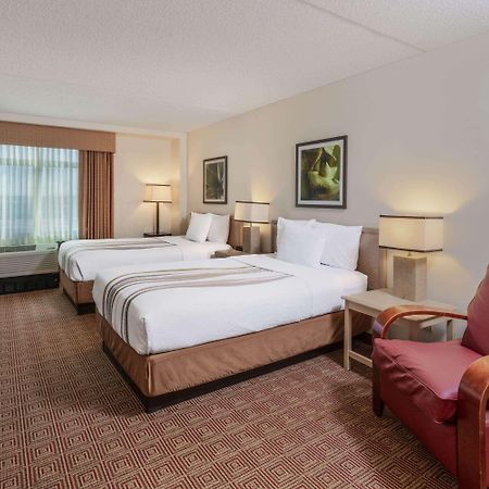 La Quinta By Wyndham Garden City Exterior photo