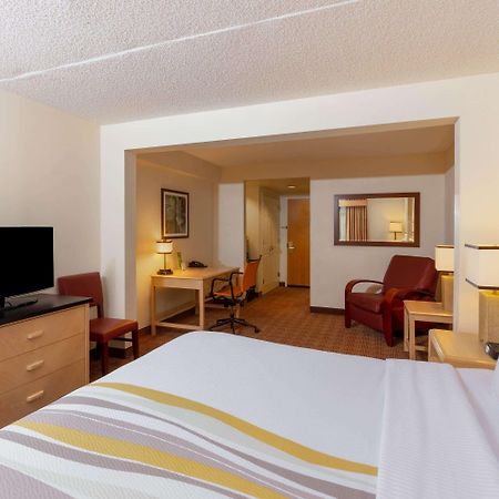 La Quinta By Wyndham Garden City Room photo