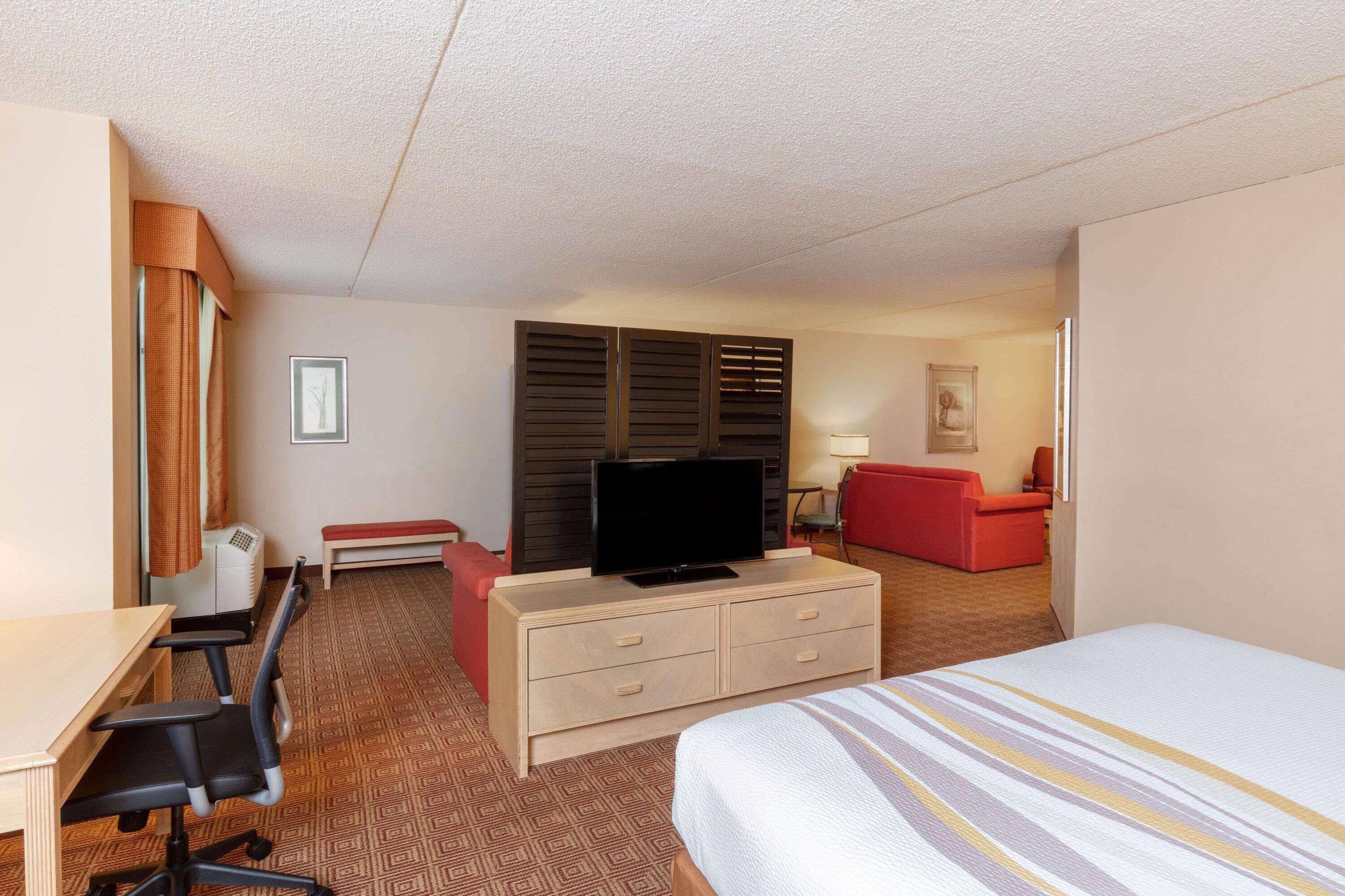 La Quinta By Wyndham Garden City Exterior photo