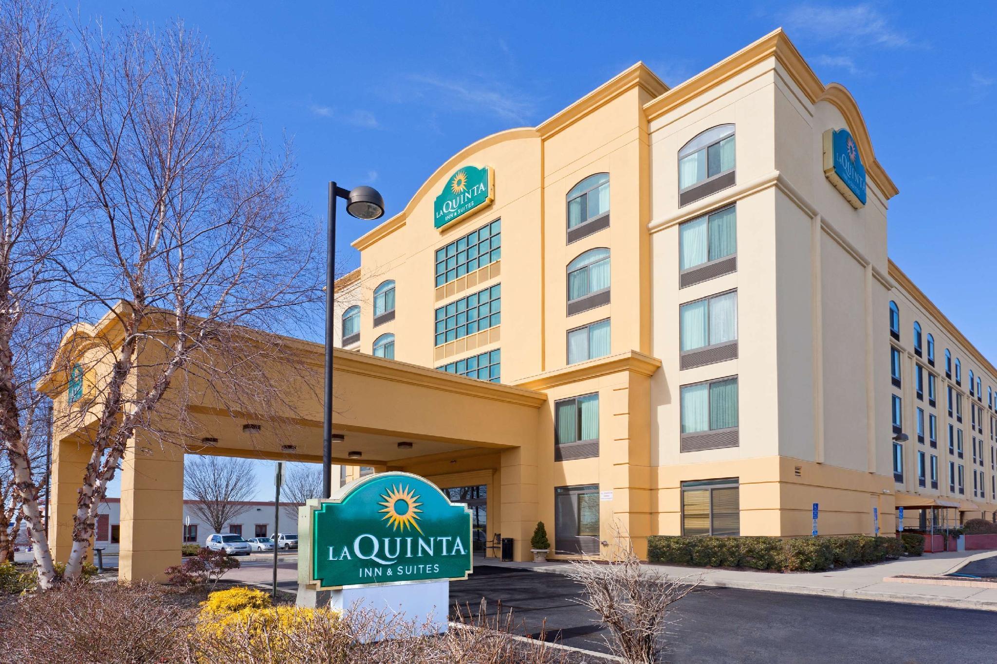 La Quinta By Wyndham Garden City Exterior photo