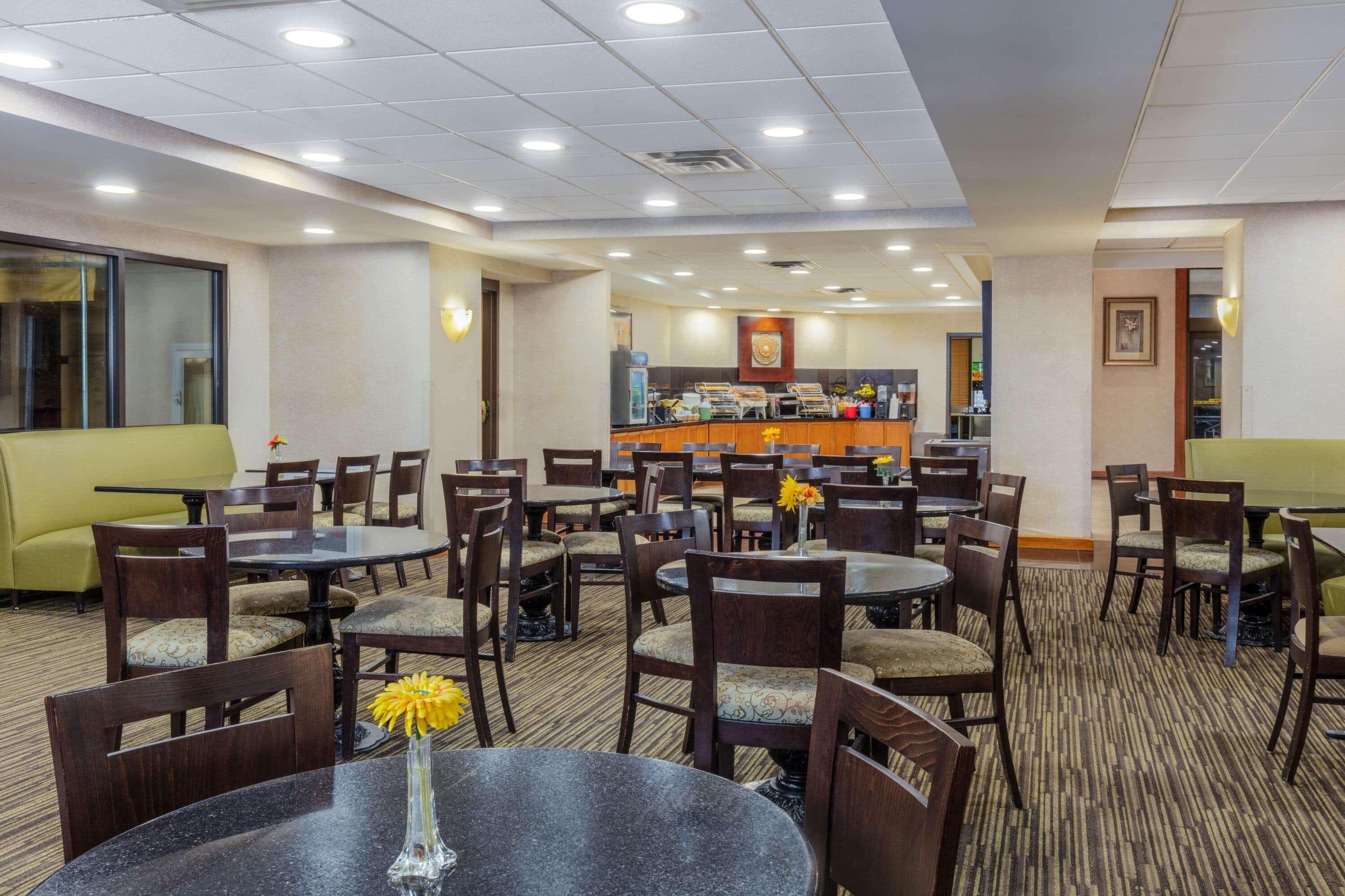 La Quinta By Wyndham Garden City Exterior photo