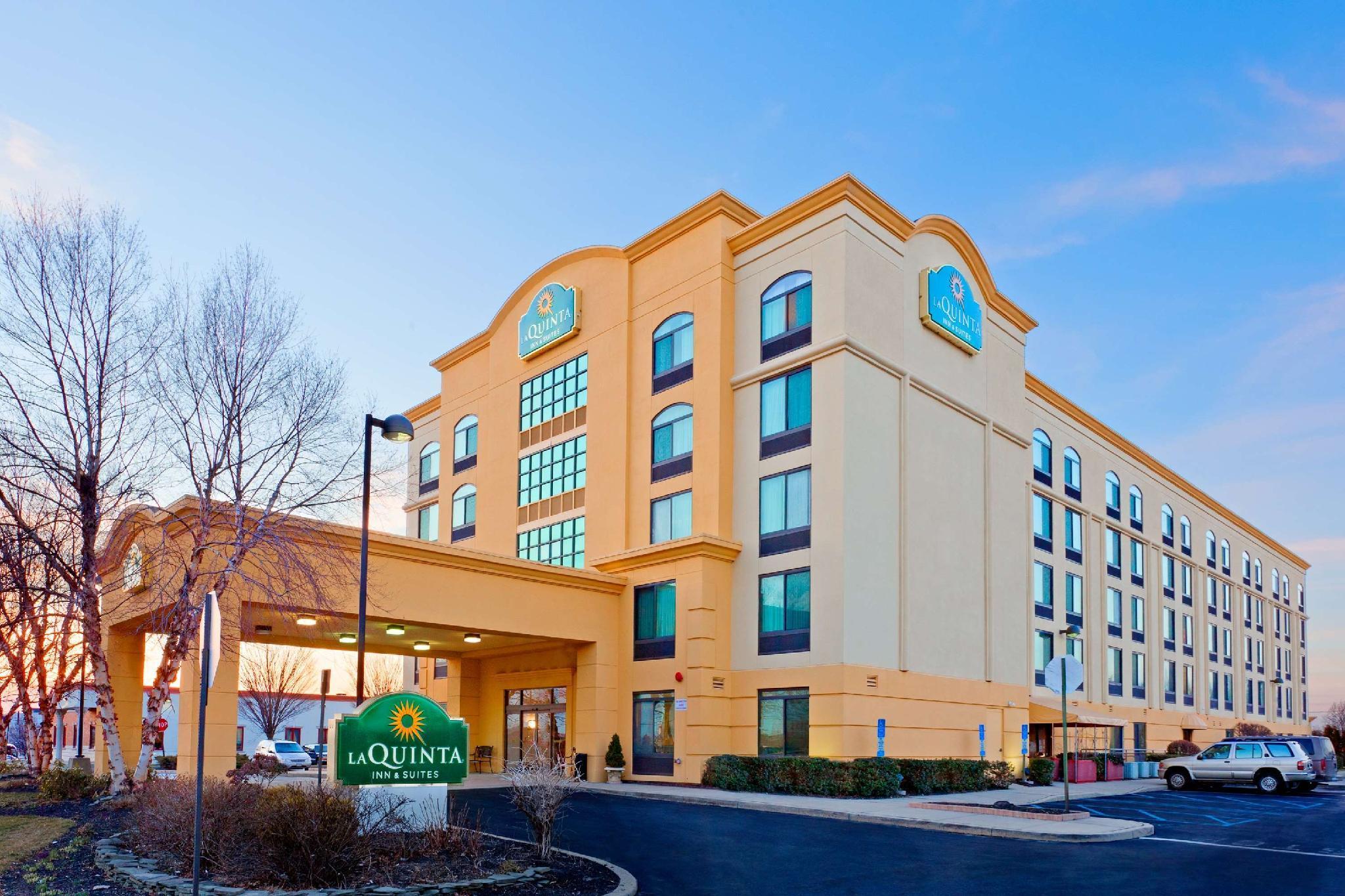 La Quinta By Wyndham Garden City Hotel Exterior photo