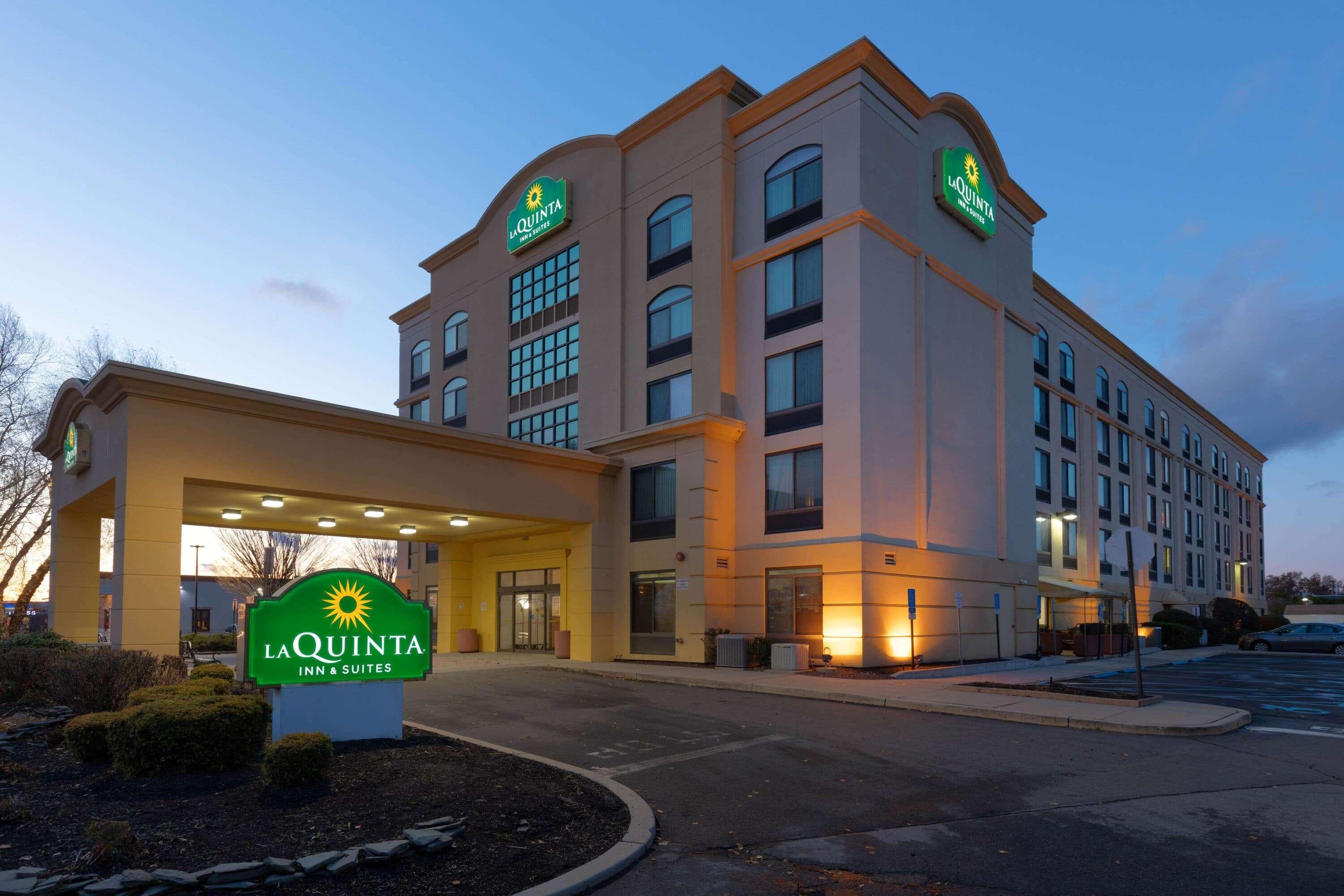 La Quinta By Wyndham Garden City Hotel Exterior photo