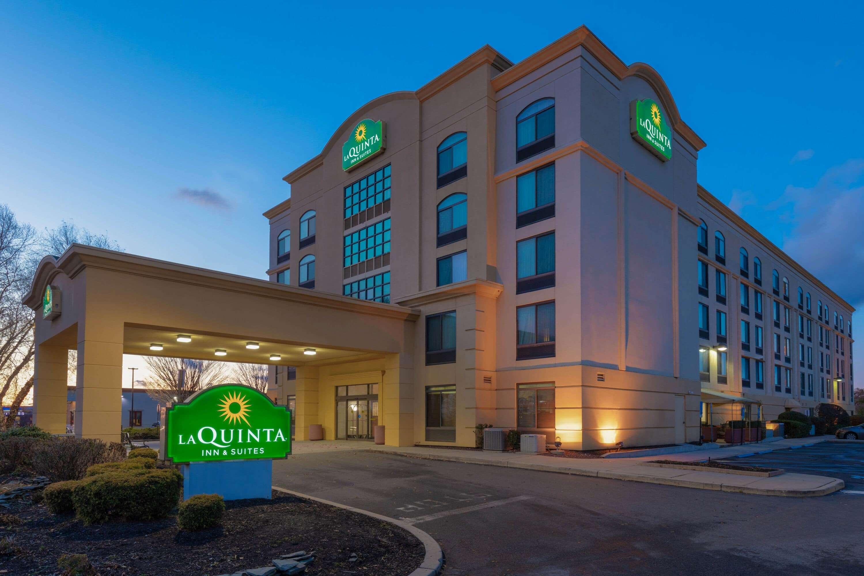 La Quinta By Wyndham Garden City Exterior photo