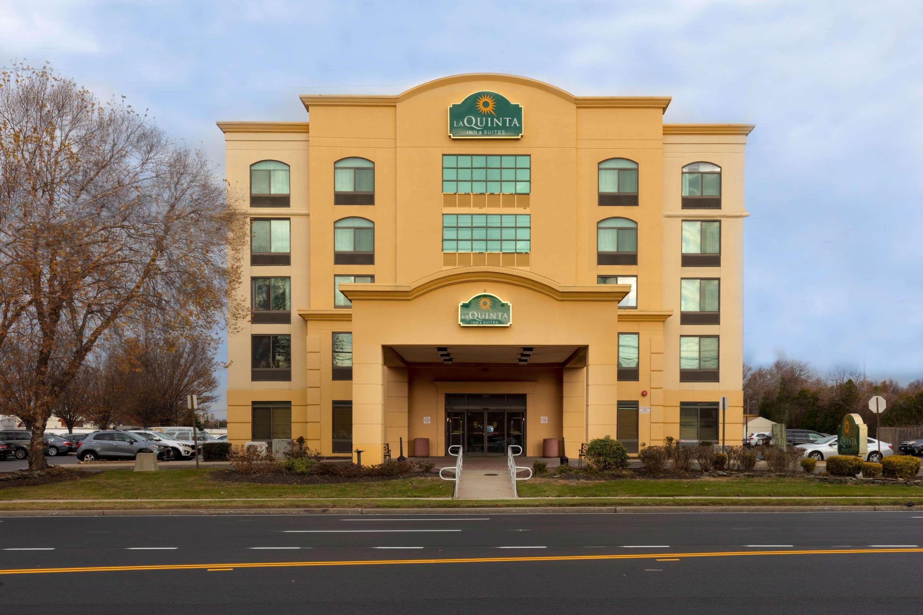 La Quinta By Wyndham Garden City Hotel Exterior photo