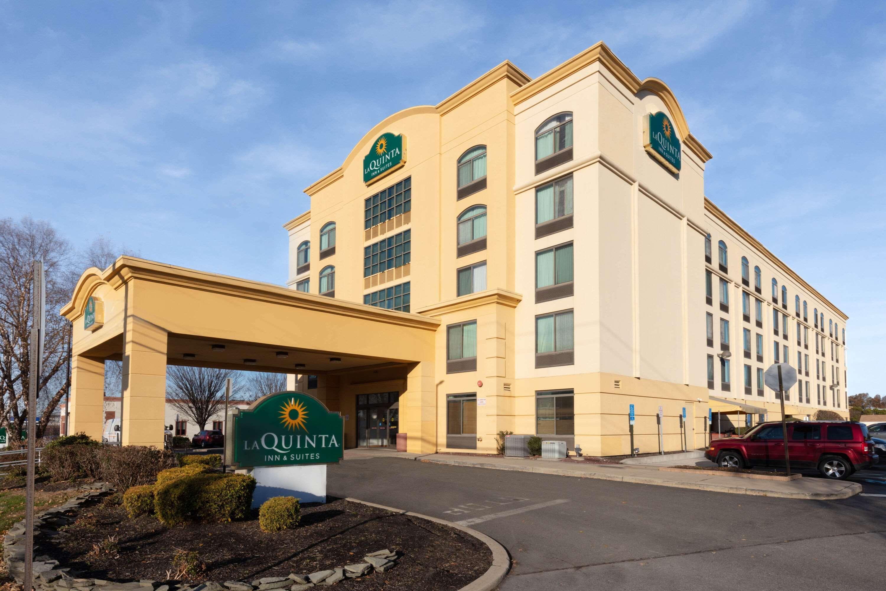 La Quinta By Wyndham Garden City Hotel Exterior photo