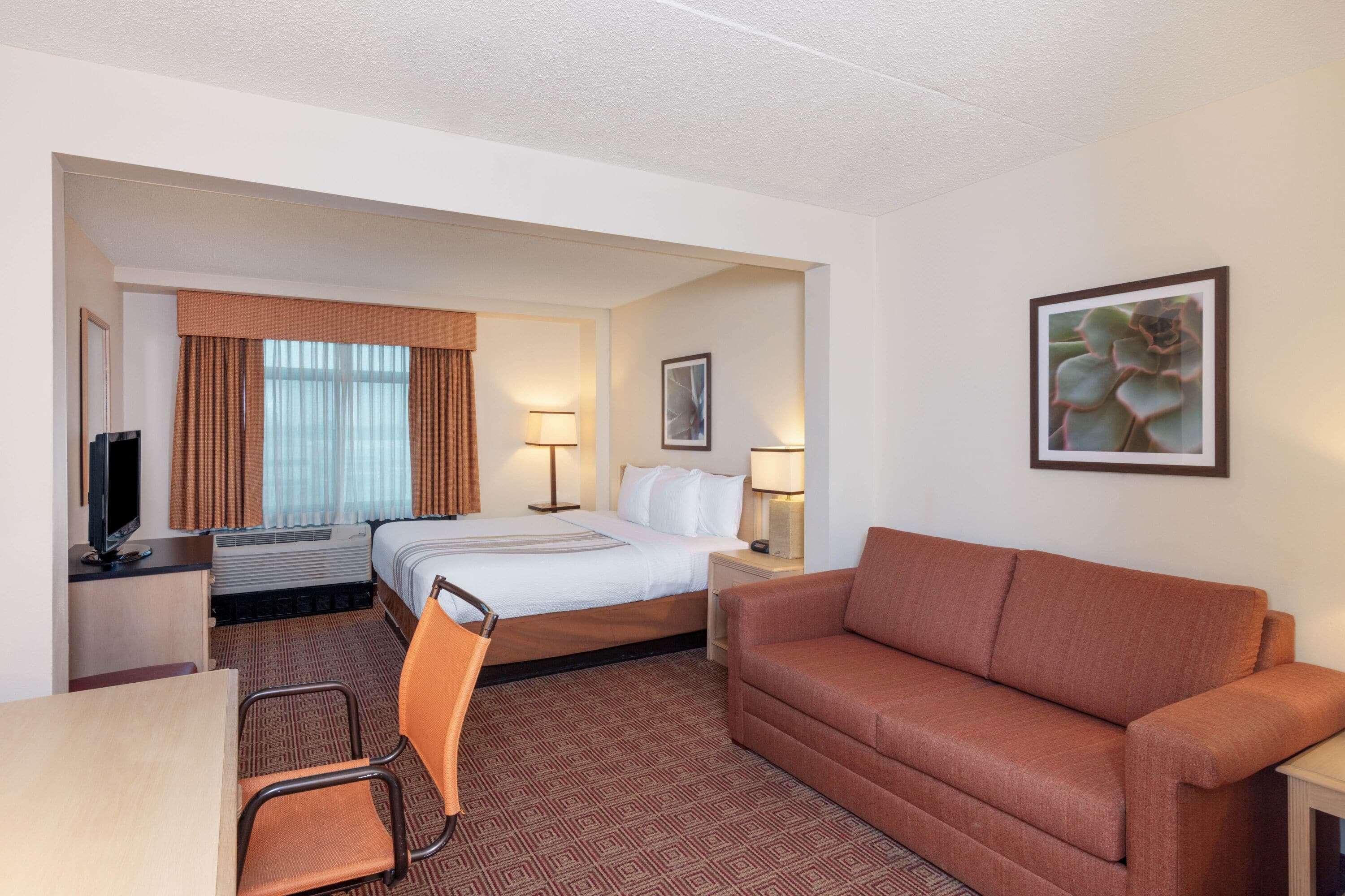 La Quinta By Wyndham Garden City Exterior photo