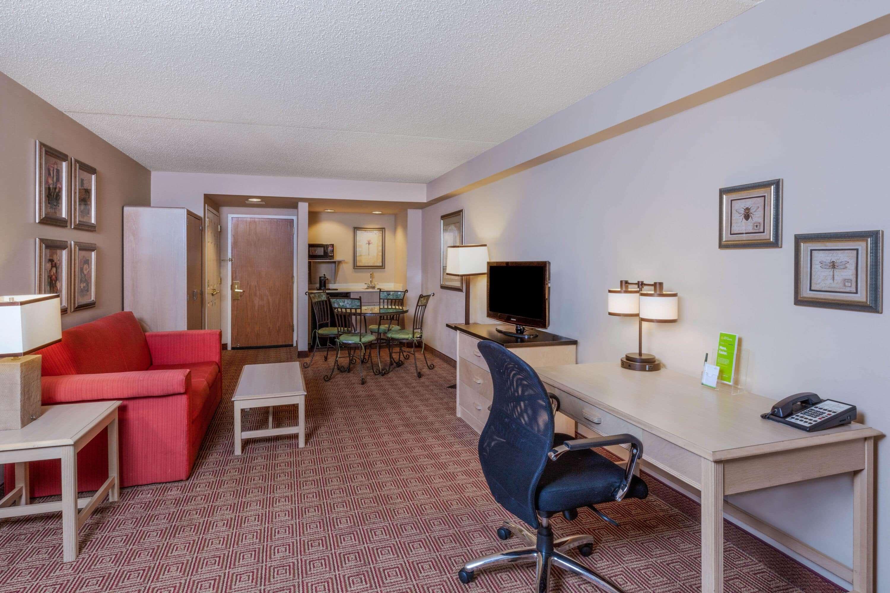 La Quinta By Wyndham Garden City Exterior photo