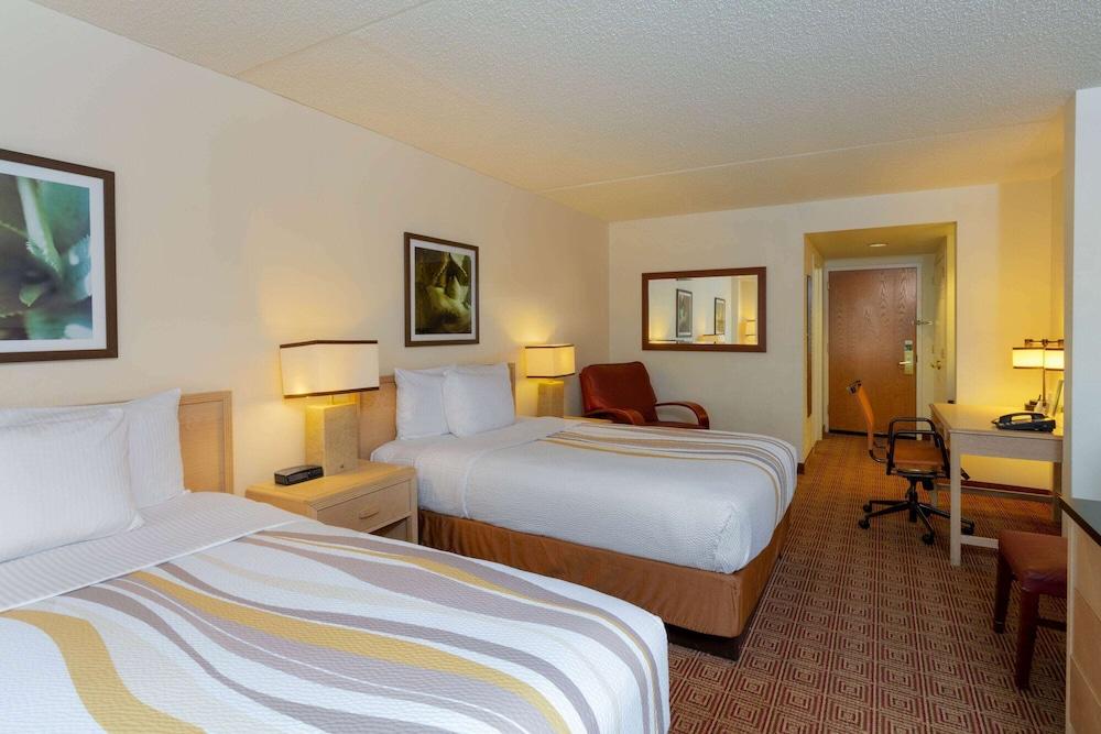La Quinta By Wyndham Garden City Exterior photo